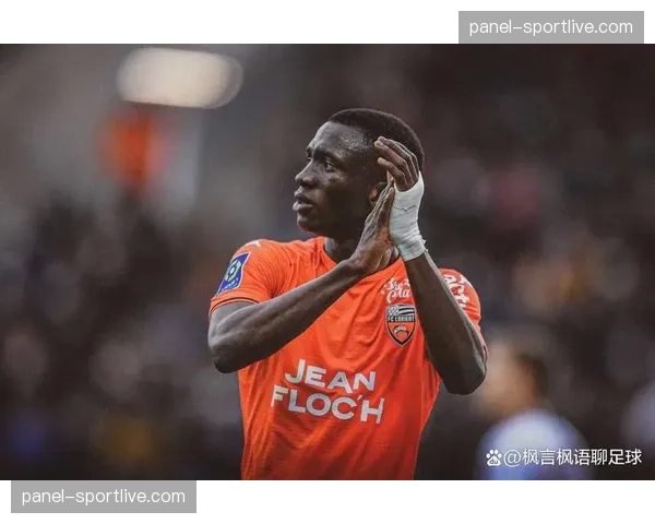 洛里昂主场对阵图卢兹，球迷高歌致敬退役老将