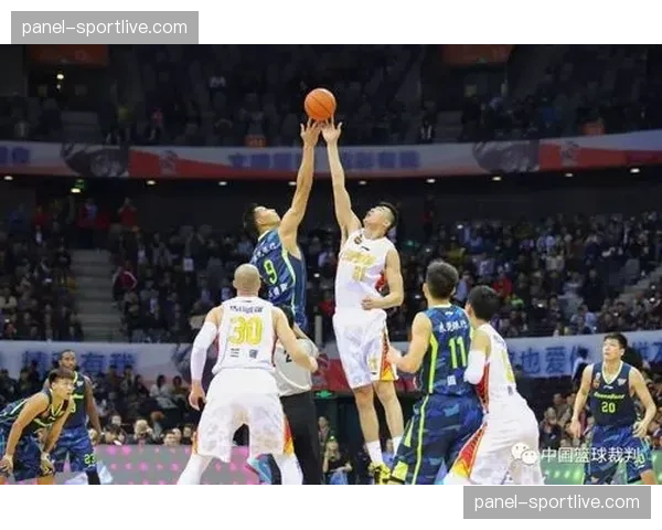 裁判视角：一场激烈的地面缠斗中，裁判如何判断有效击打与控制