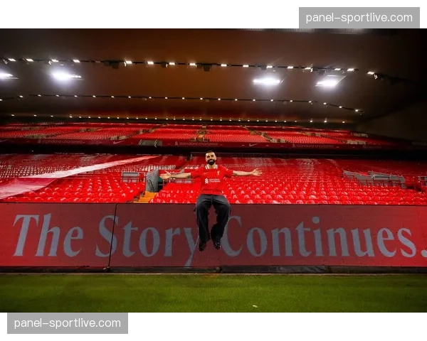 利物浦主场安菲尔德巨型TIFO展示，向欧冠传奇致敬